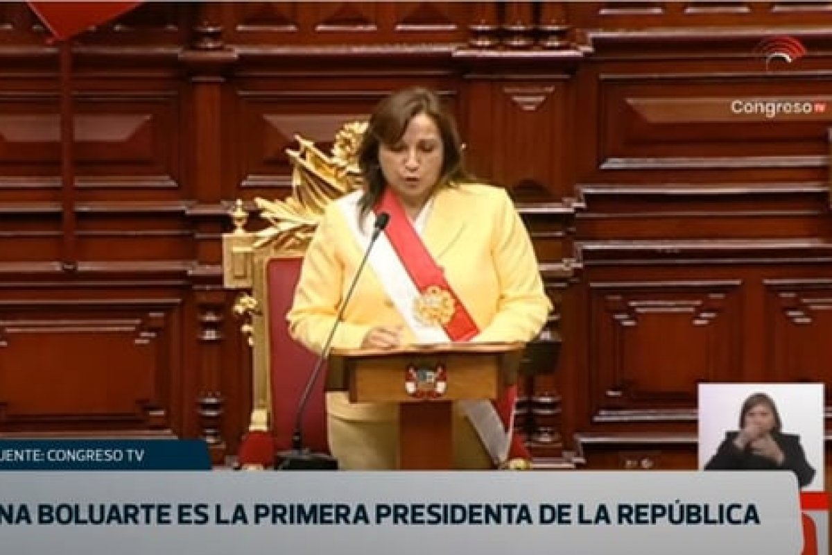 Nova presidente é empossada no Congresso do Peru