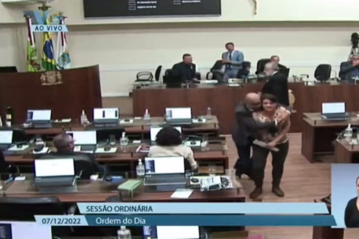 Vídeo: Vereadora Carla Ayres é assediada durante sessão na Câmara Municipal de Florianópolis