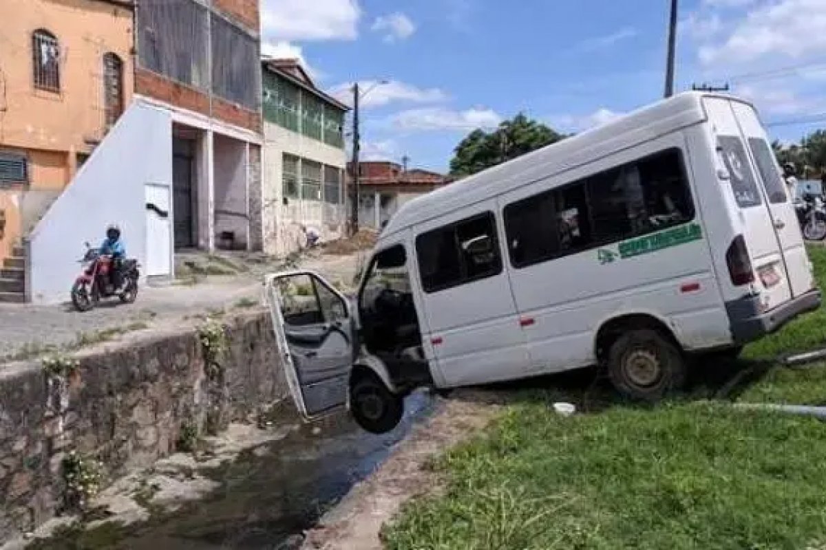 Mulher é atropelada por van e morre em Feira de Santana