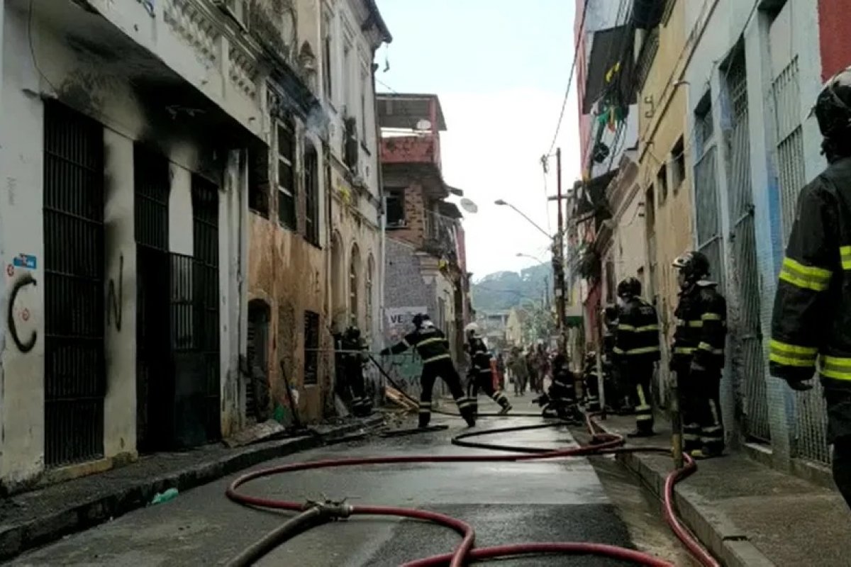 Vídeo: Incêndio de grandes proporções atinge casarão no Centro Histórico de Salvador