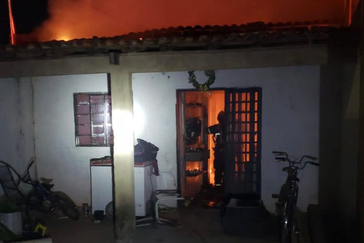 Bombeiros controlam incêndio residencial em Barreiras (BA)