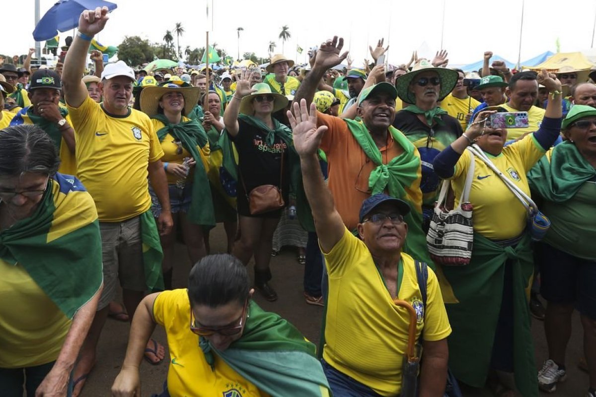 Ao lado de Bolsonaro no Alvorada, padre diz que brasileiros “não querem ser escravos”
