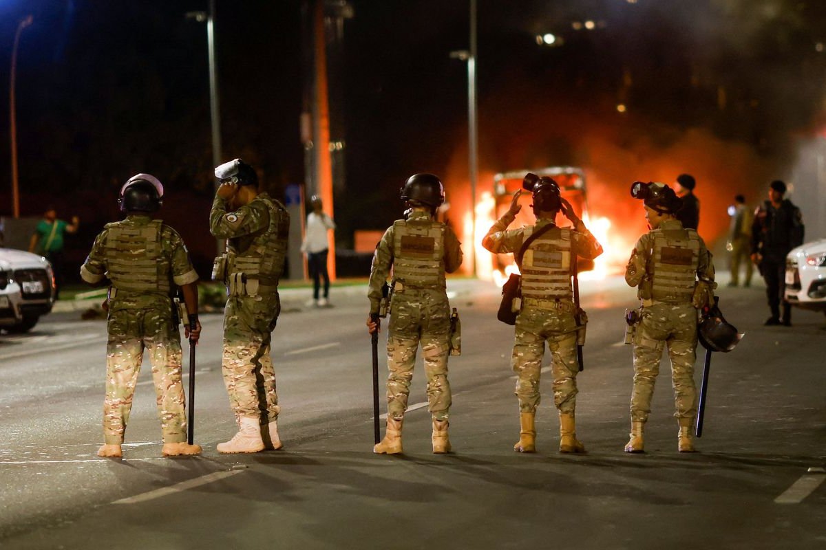 Bombeiros tiveram carro apedrejado durante manifestações em Brasília 