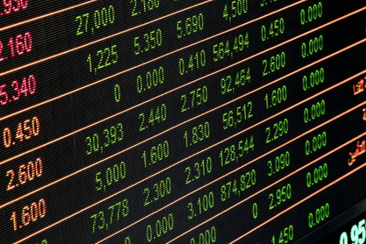 Ibovespa sobe 0,96% e dólar cai 0,74% nesta terça-feira (13)