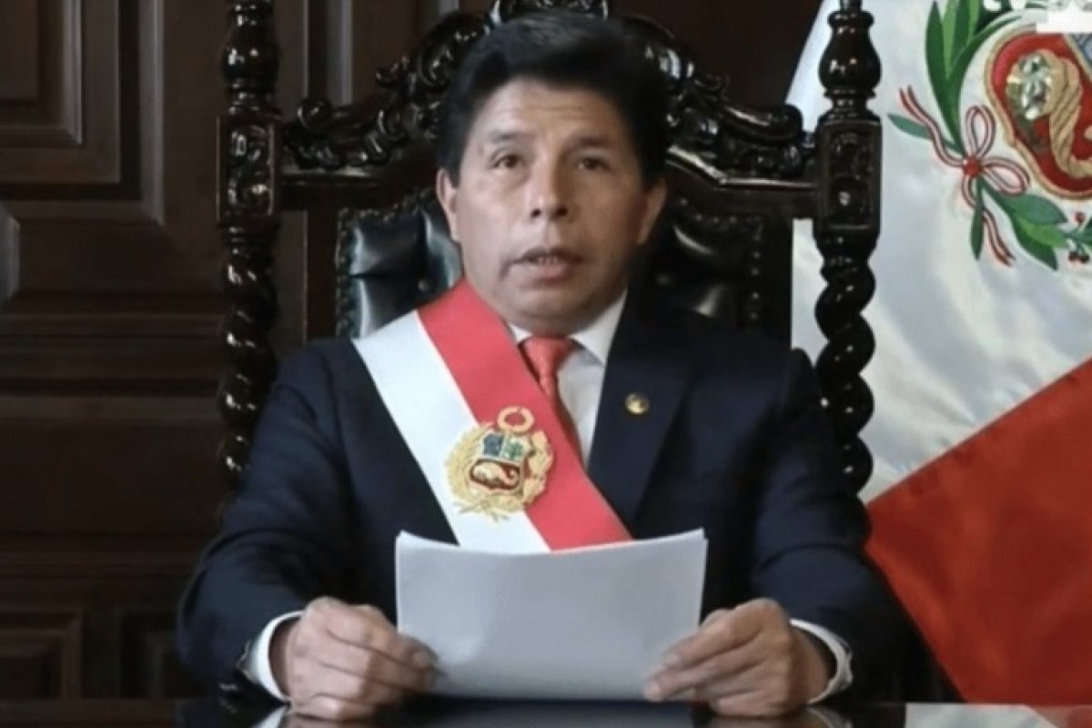 Centena de peruanos protestam contra prisão de Pedro Castillo