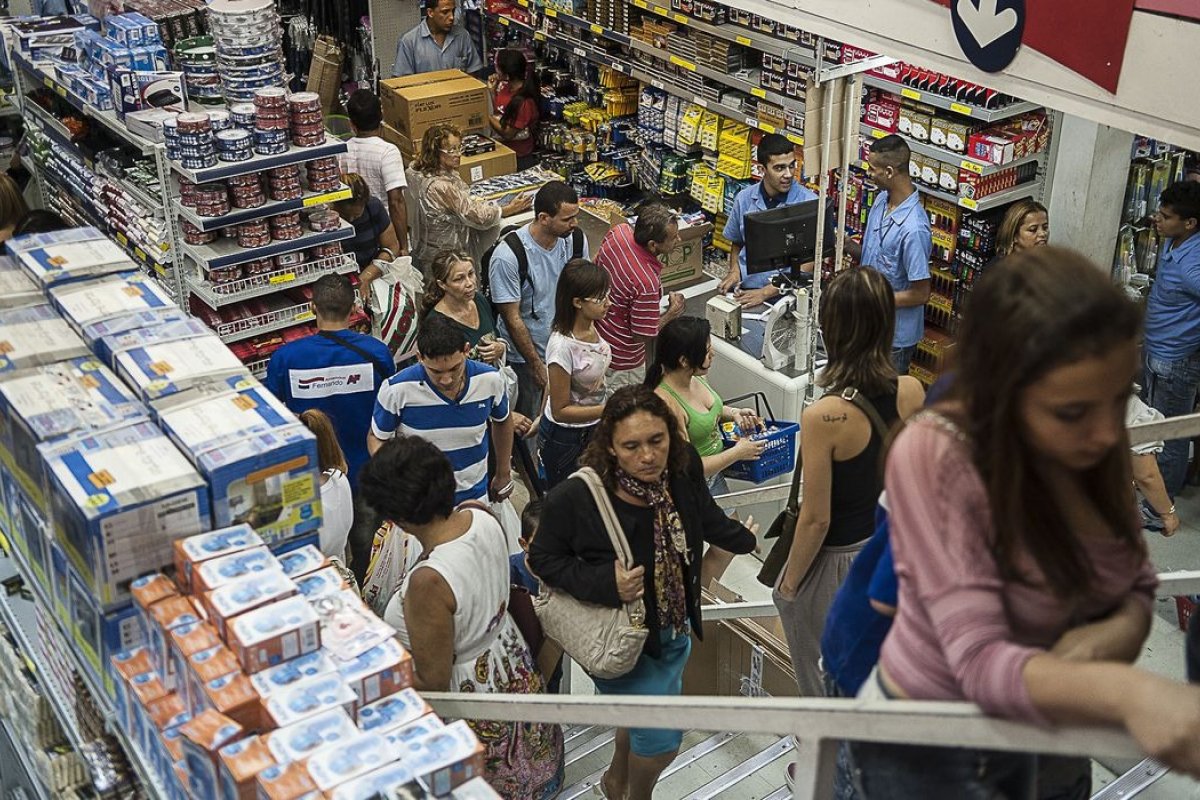 Vendas do comércio físico crescem 2,2% em novembro, aponta Serasa Experian