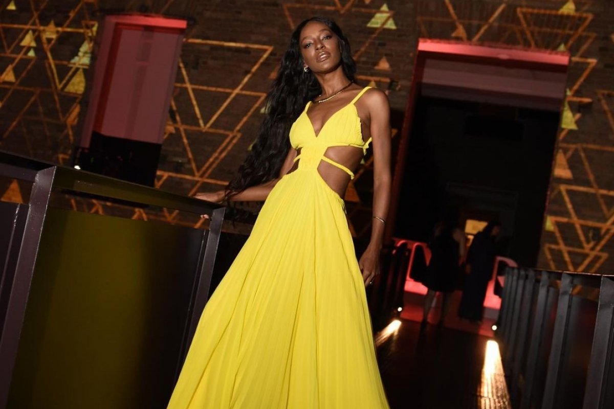 Deslumbrante, Pathy DeJesus brilha ao apostar em vestido de gala com recortes estratégicos na cintura! 