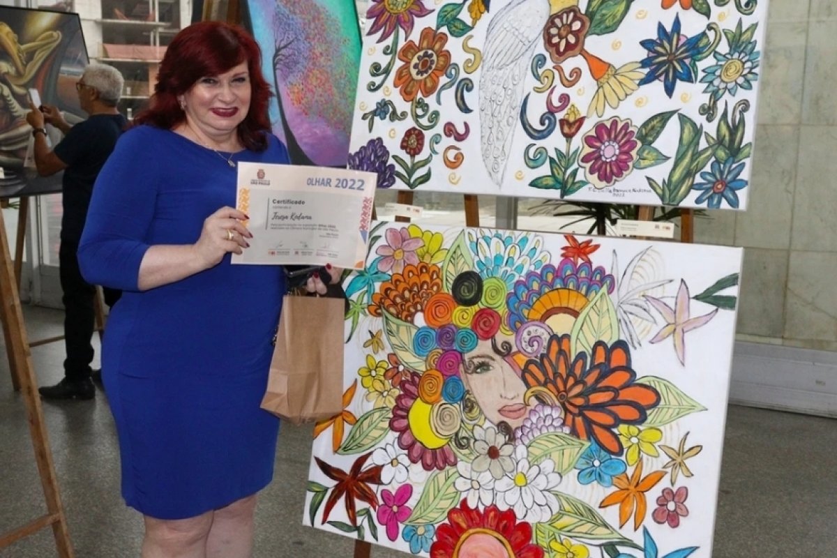 Teresa Kodama recebe o prêmio de "Artista Empreendedora 2002" da Cia Arte e Cultura, na Câmara Municipal de SP 
