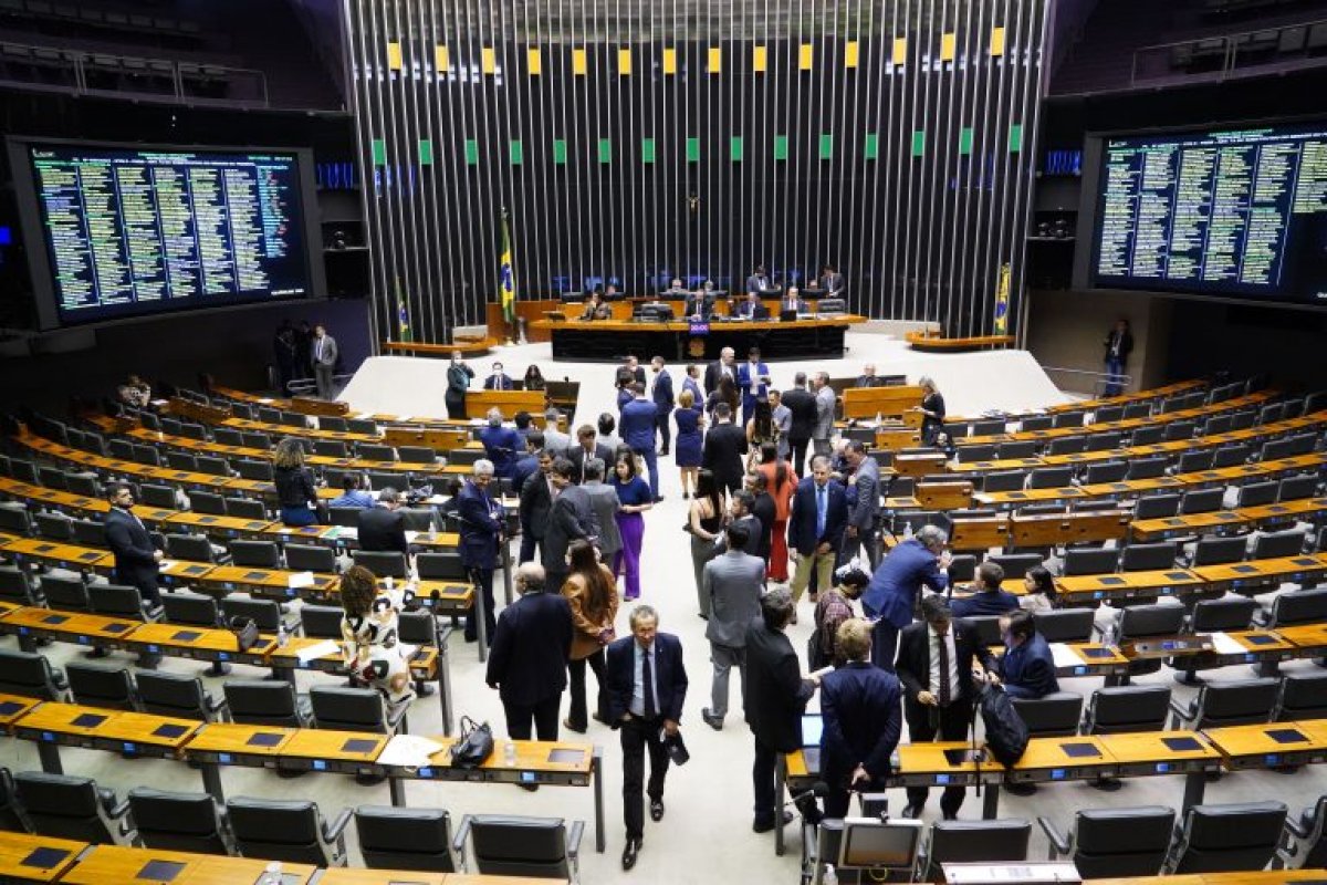 Câmara aprova projeto que facilita indicações de políticos para cargos de alto escalão em estatais