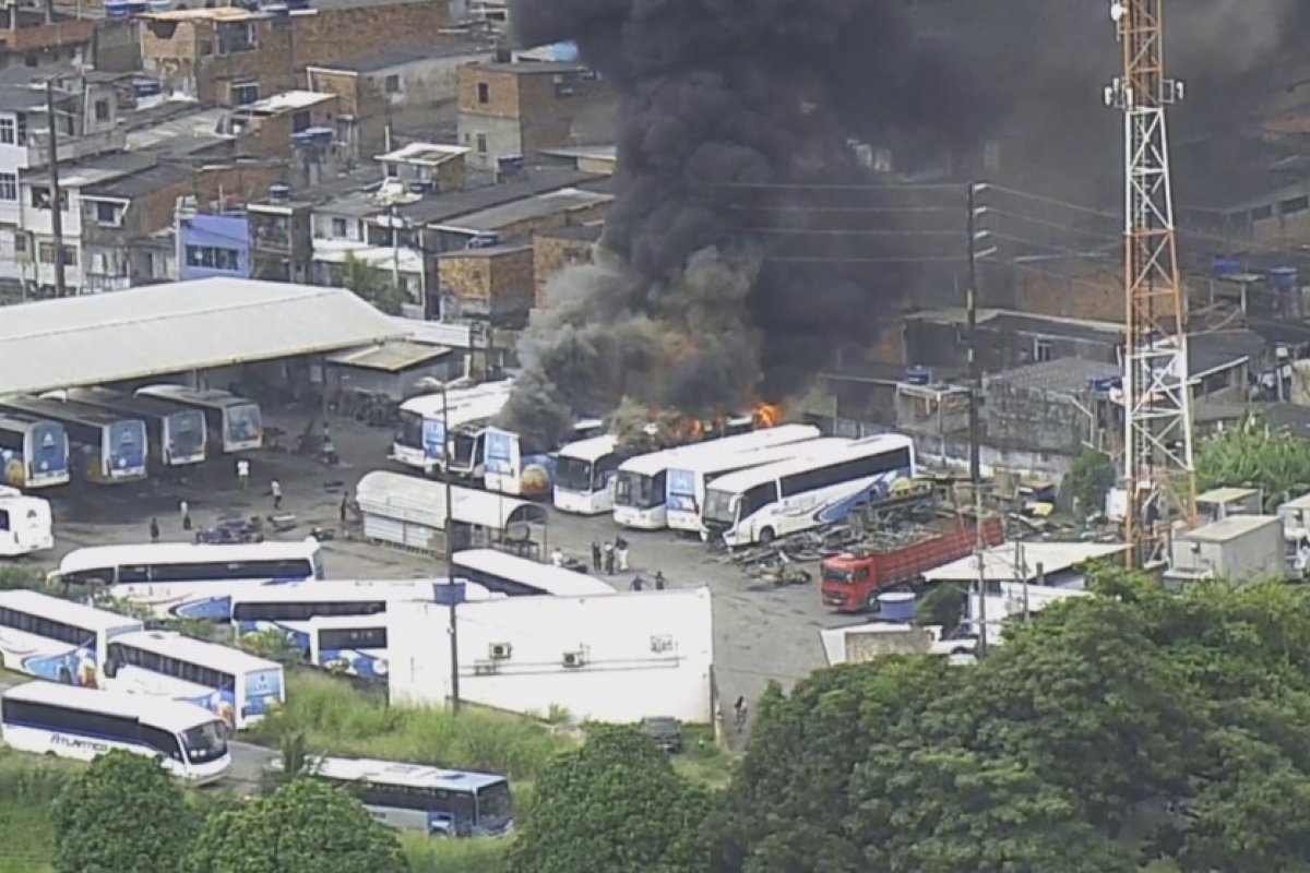 Salvador: incêndio atinge ônibus intermunicipais em garagem