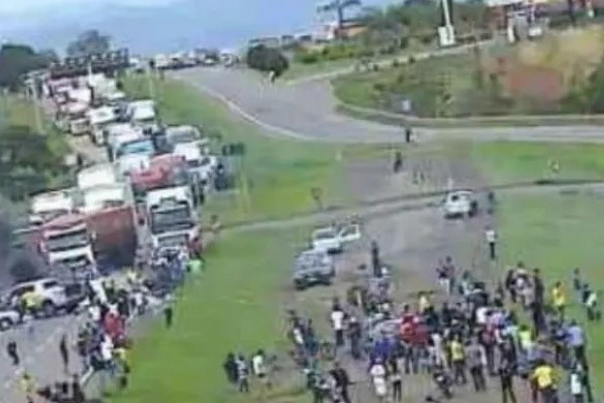 Caminhonete do Governo de Goiás é multada por participar de protesto 