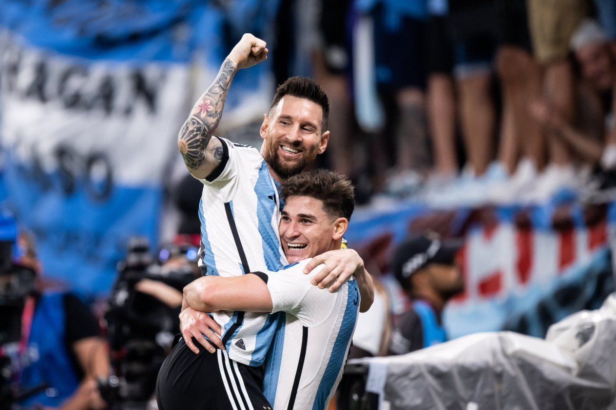 Cidade natal de Messi exibe camisa gigante em homenagem ao jogador 