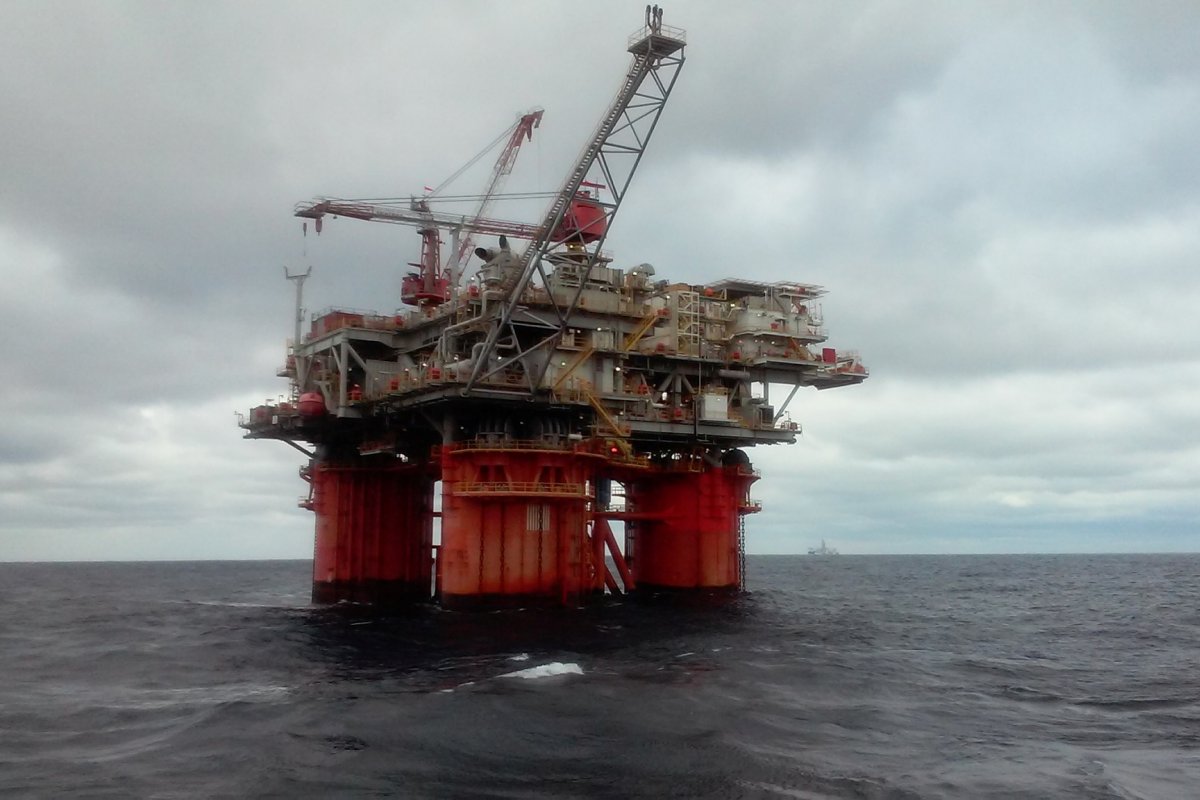 Preço do petróleo cai mais de 2 dólares por barril nesta sexta-feira (16)