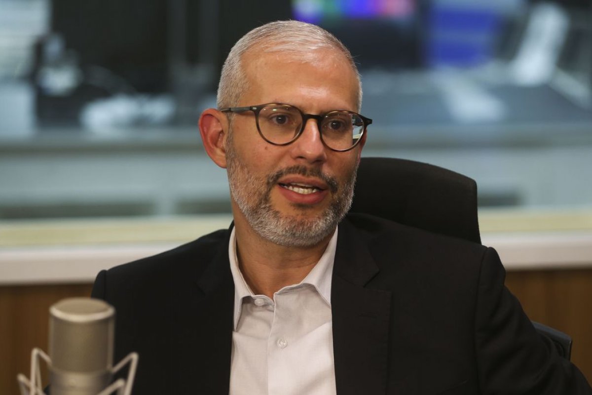 Acabar com escola cívico-militar é ‘equívoco’, diz ministro da Educação