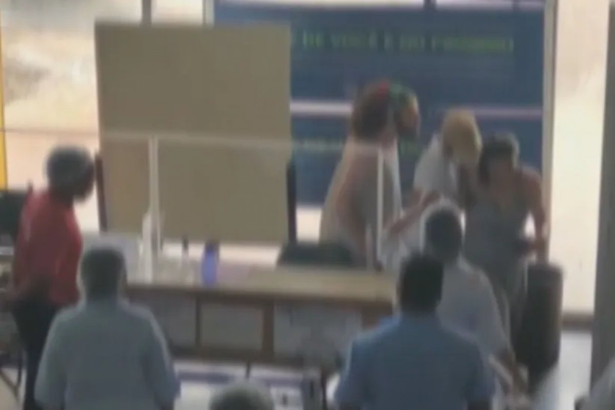 Vídeo: homem tentando usar o banheiro feminino causa confusão em restaurante da UNB