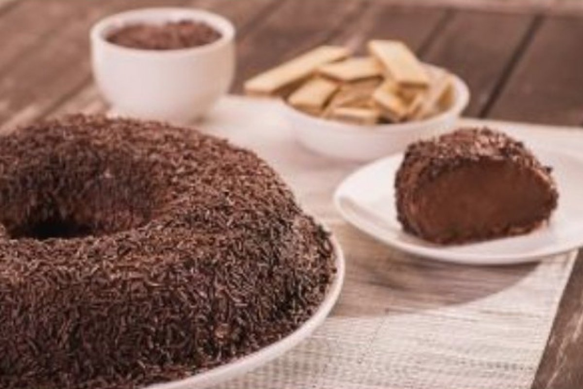 Aprenda a fazer Brigadeirão com Wafer de Chocolate, a sobremesa promete trazer cremosidade a cada mordida! 