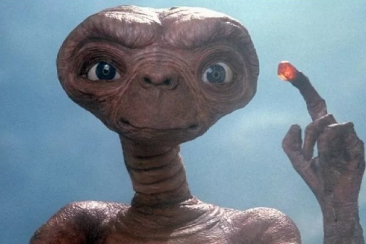 Boneco que deu vida ao 'E.T' no clássico de Spielberg é vendido por R$ 13,6 milhões