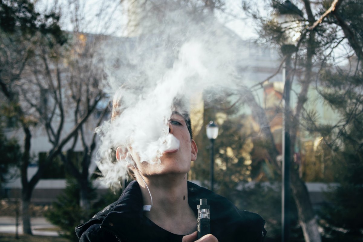 Estudo afirma que uso de cigarro eletrônico aumenta risco de cáries