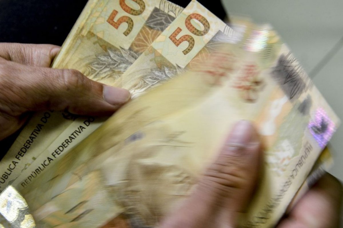 Prazo para pagar segunda parcela do 13° salário termina nesta terça (20)
