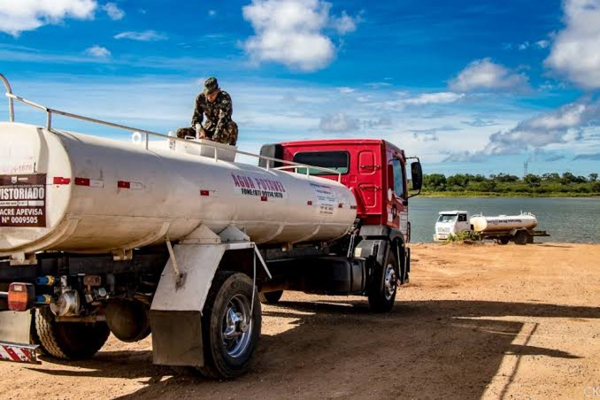 Distribuição de água potável em carros-pipas realizada pelo Exército brasileiro é interrompida por falta de recursos