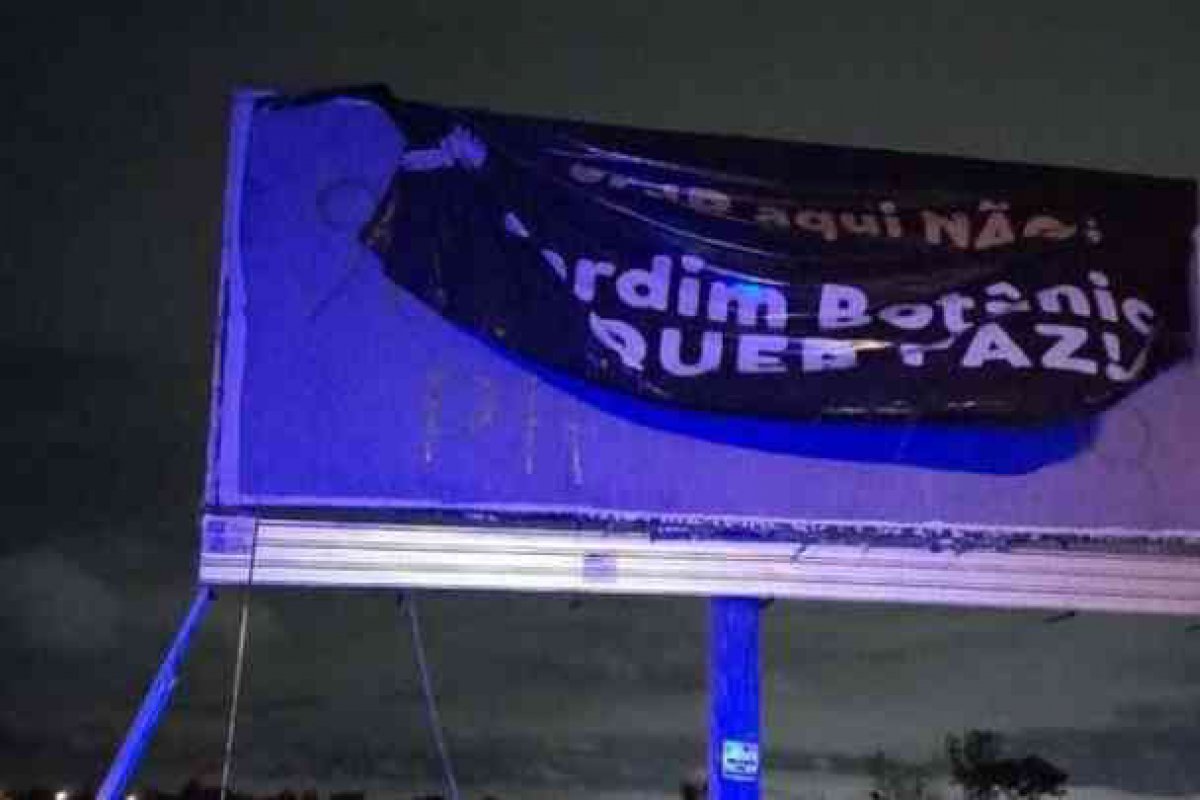 Outdoor contra mudança de Bolsonaro para condomínio é destruído