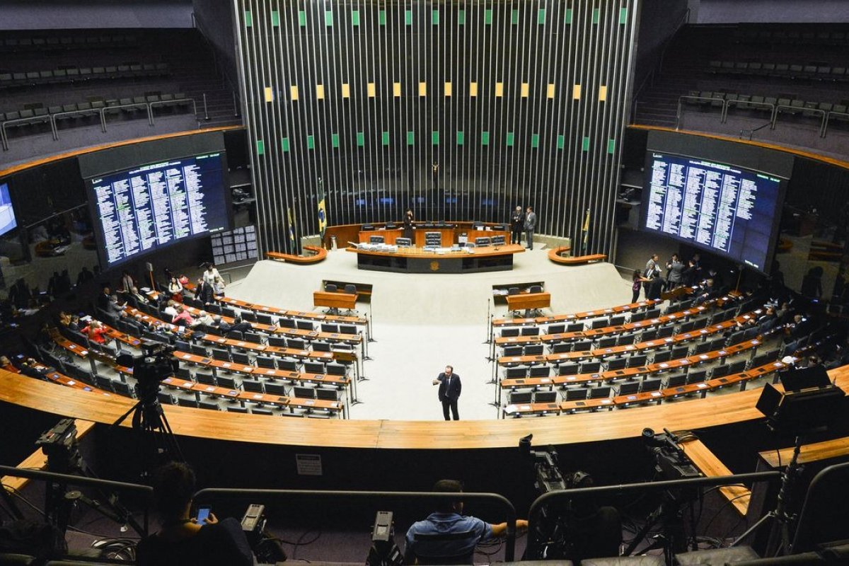 Câmara aprova reajuste de remuneração dos servidores do TCU e DPU