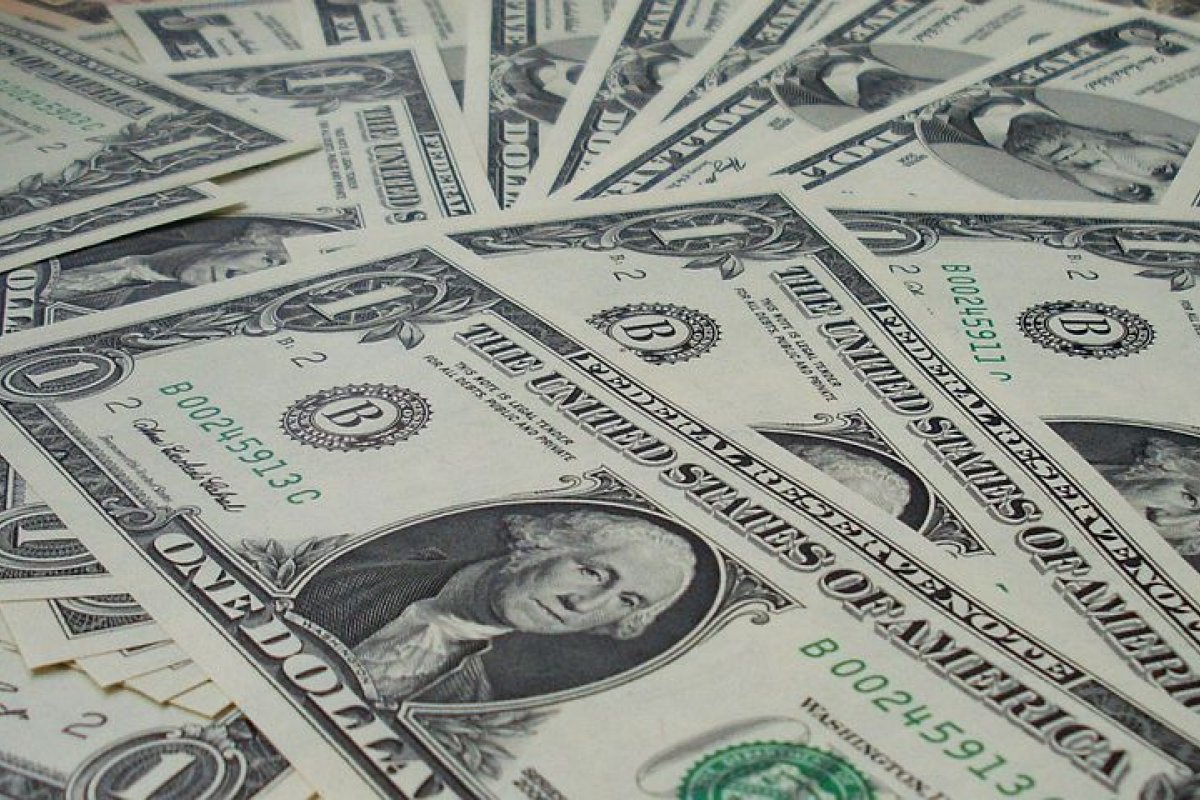 Dólar opera em queda nesta sexta-feira (23)