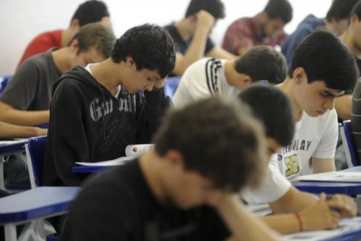  435 mil estudantes realizam prova do Enade neste domingo 