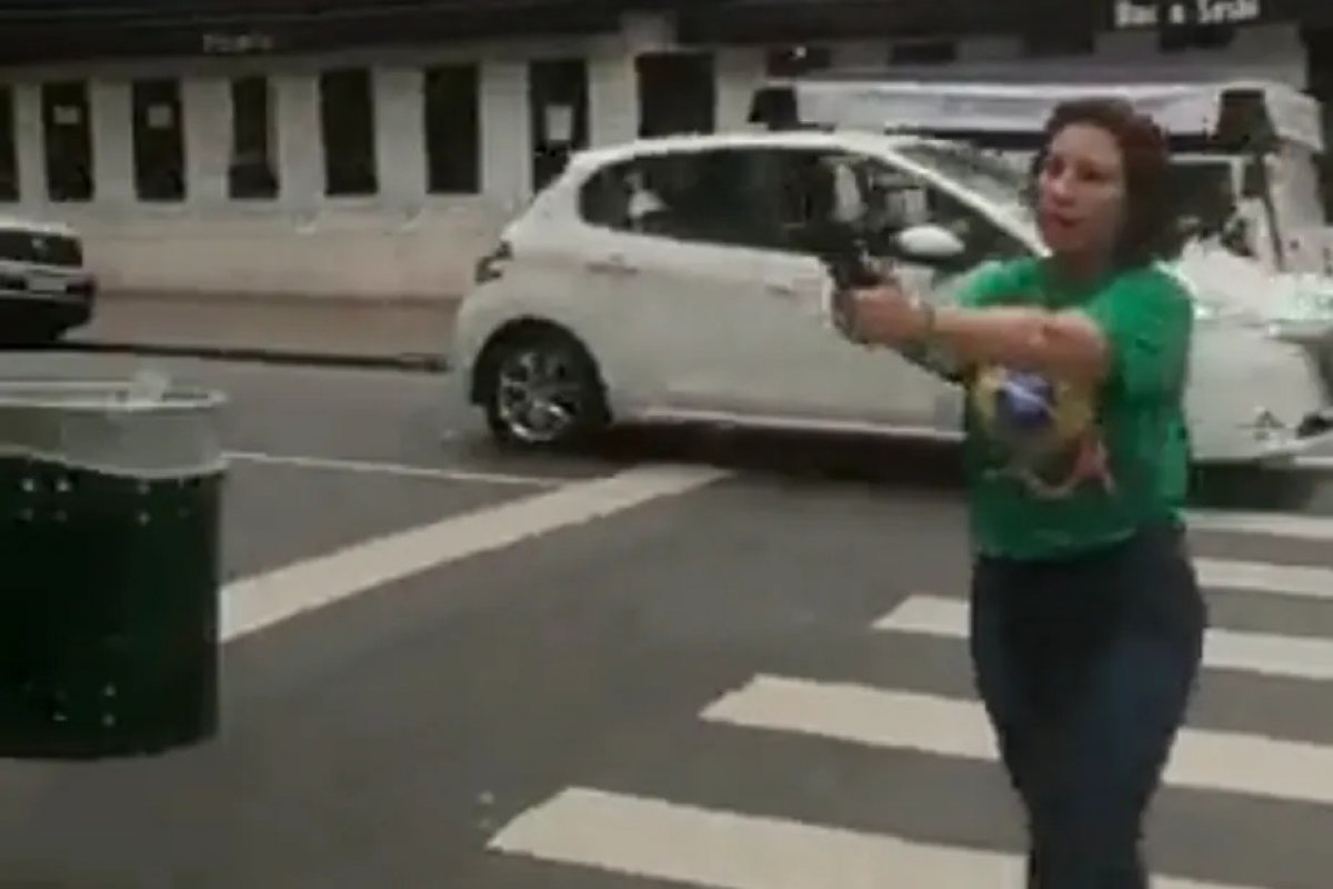 Jornalista perseguido por Zambelli com arma em punho vai processá-la