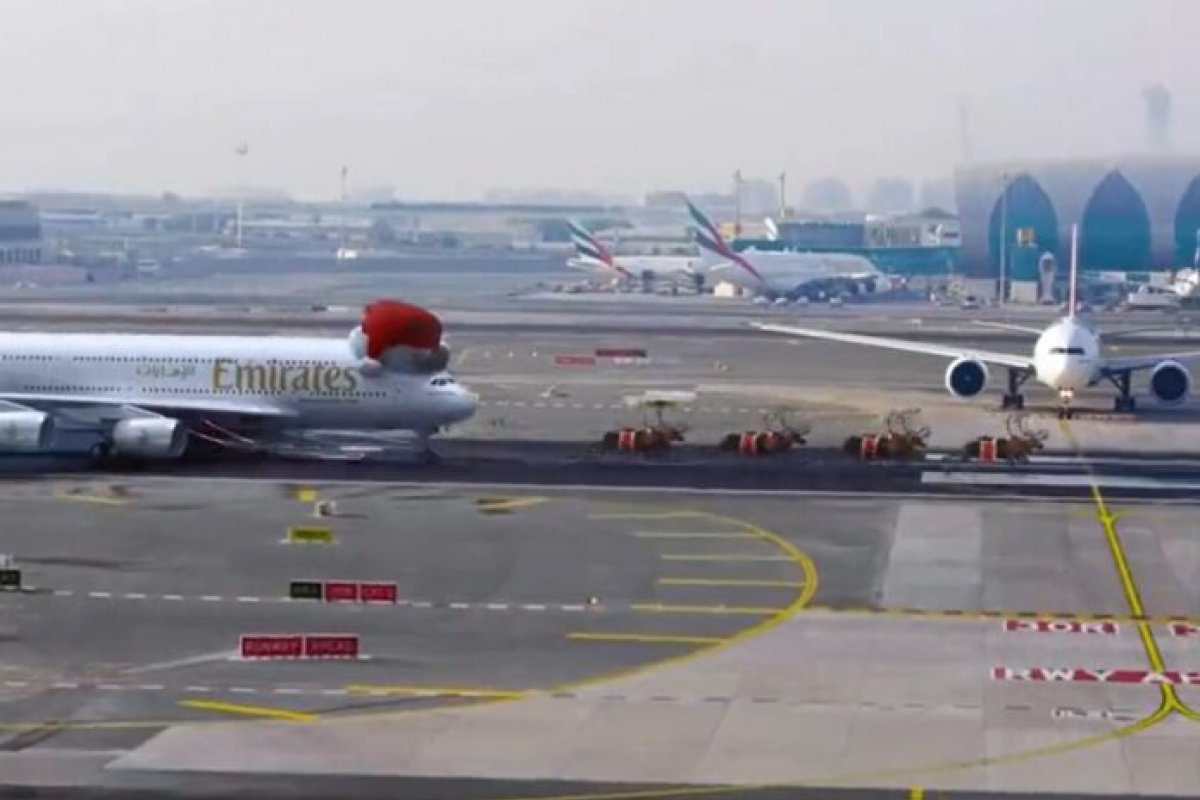 Vídeo: maior avião do mundo é puxado como um trenó, por oito renas em Dubai