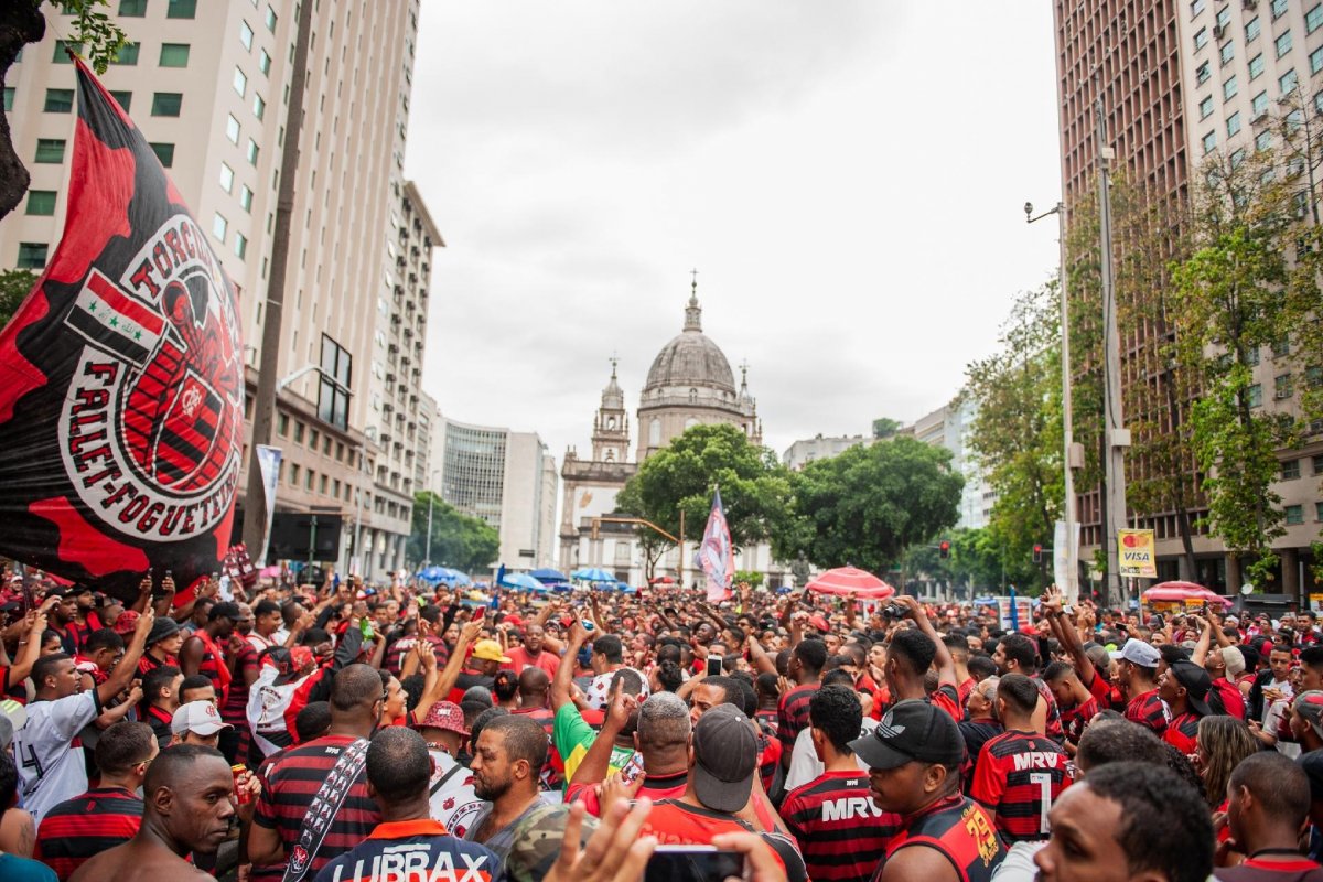 Torcedores do Flamengo já estão nas ruas do RJ à espera do time