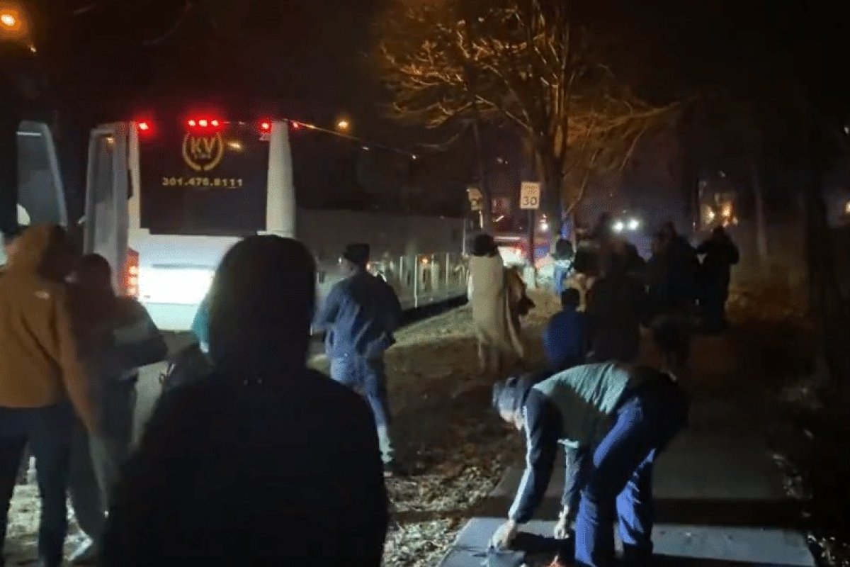 Ônibus com migrantes são deixados perto da casa de Kamala Harris
