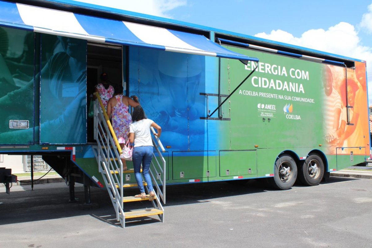 Coelba oferece ação itinerante de troca de lâmpadas para moradores de cidades do norte da Bahia 