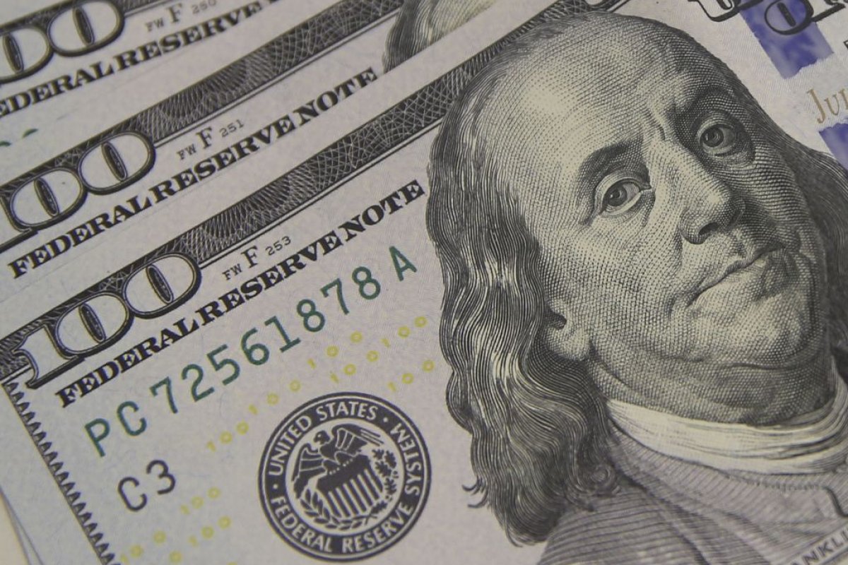 Dólar sobe após reduções das projeções do PIB e inflação