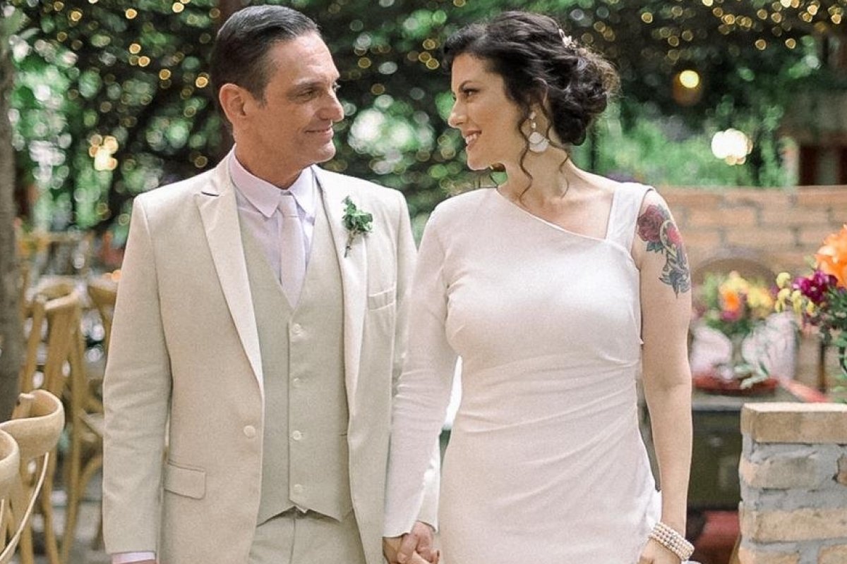 Paulo Miklos se casa com Renata Galvão em uma cerimônia cheia de romantismo 