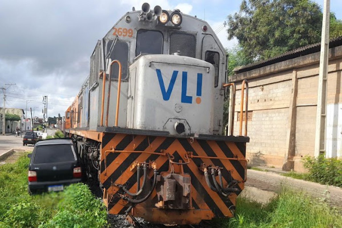 Carro é arrastado por trem em Brumado, no sudoeste da Bahia