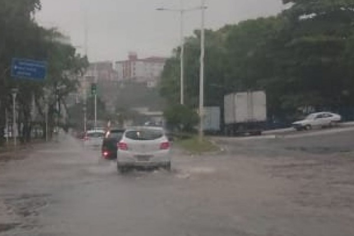 Em Salvador, Defesa Civil alerta para chuvas e risco de alagamentos