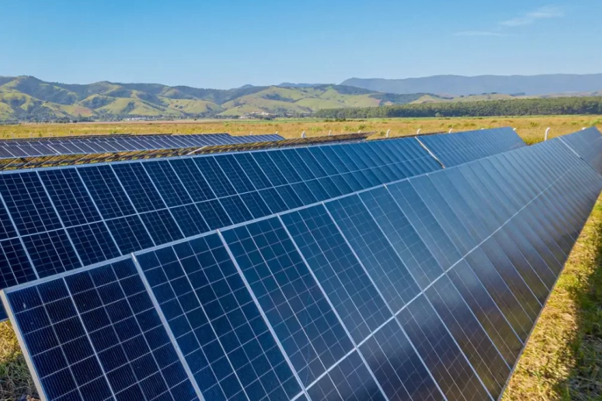 Brasil ultrapassa 23 GW de energia solar e prevê passar potência de eólicas