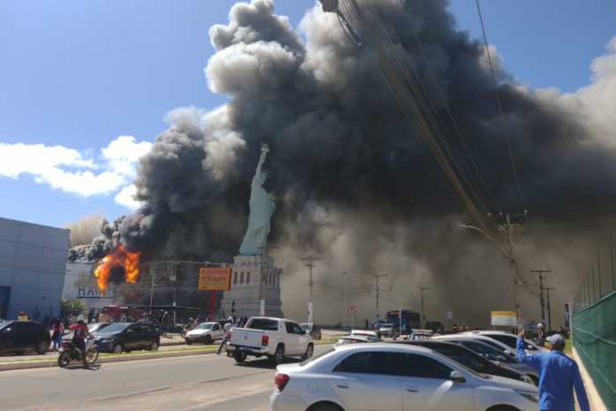 Vídeo: Incêndio atinge loja da Havan em Vitória da Conquista, na Bahia
