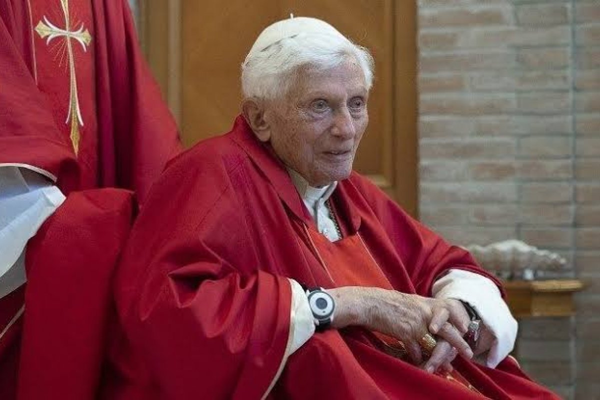 Vaticano anuncia que Bento XVI, de 95 anos, teve uma piora repentina em sua saúde! 