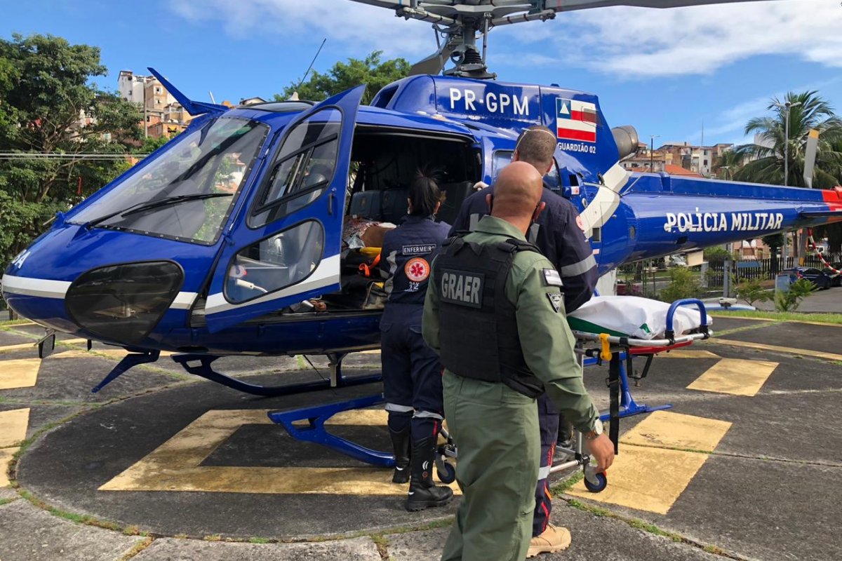 Idosa vítima de AVC é transportada pelo Graer da Ilha de Vera Cruz para Salvador 
