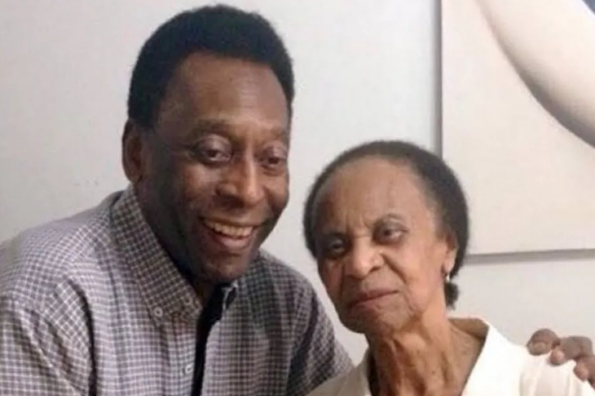Mãe de Pelé tem 100 anos e tem vida reclusa 