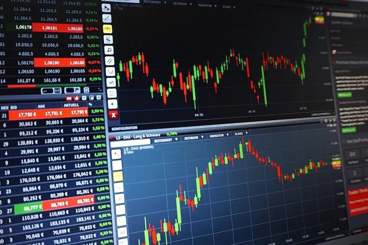 Ibovespa abre em alta no último pregão do ano; dólar recua