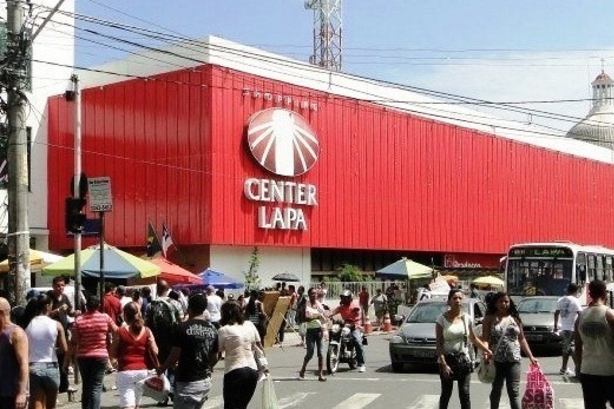 Homens armados roubam celulares e relógios em loja de shopping de Salvador