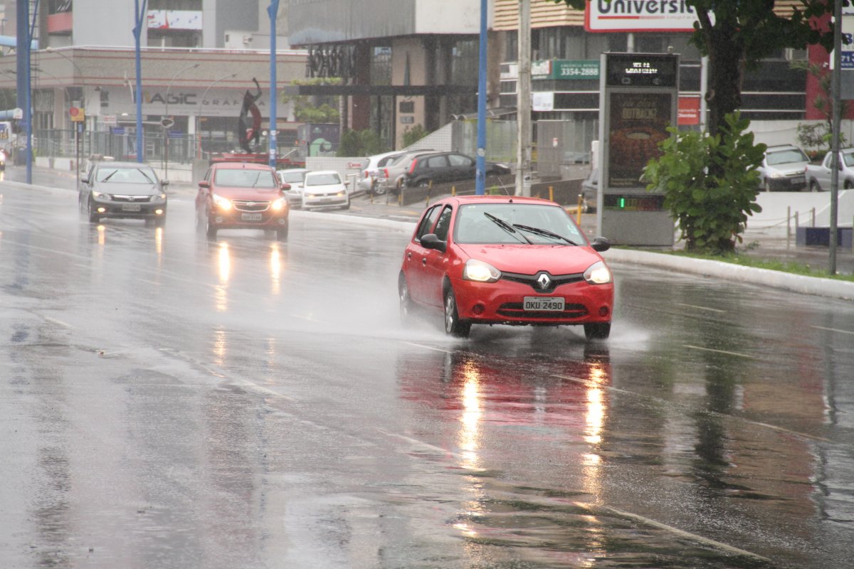 Salvador tem ocorrências de deslizamento de terra e trânsito lento em manhã de chuva