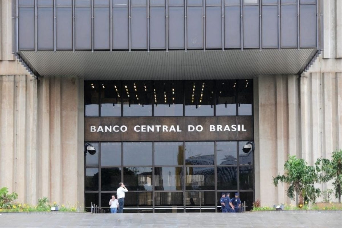 Aumento do dólar faz brasileiros gastarem menos no exterior