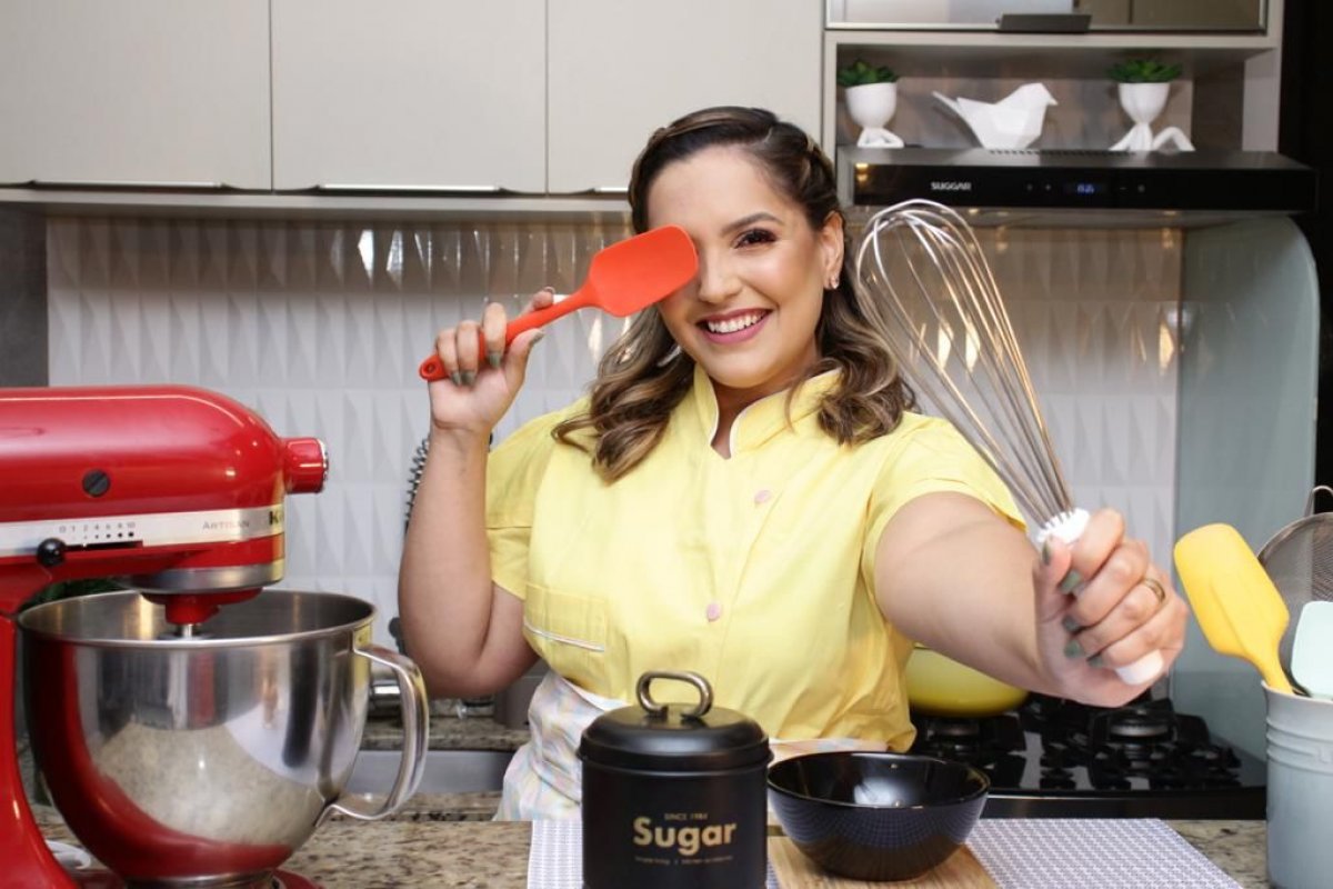 Chef Brenda Lima ensina receita de bolo de chocolate com maracujá! 