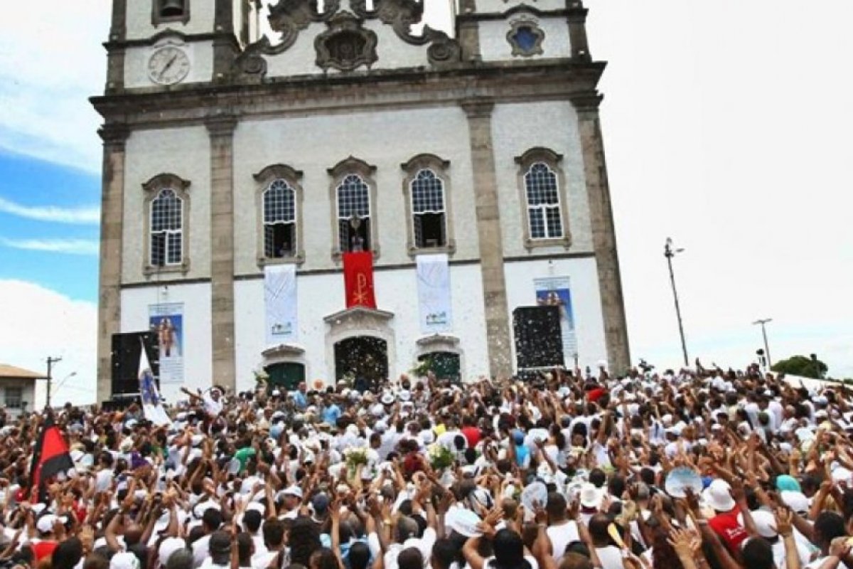 Baianos e turistas visitam a Igreja do Bonfim na última sexta do ano
