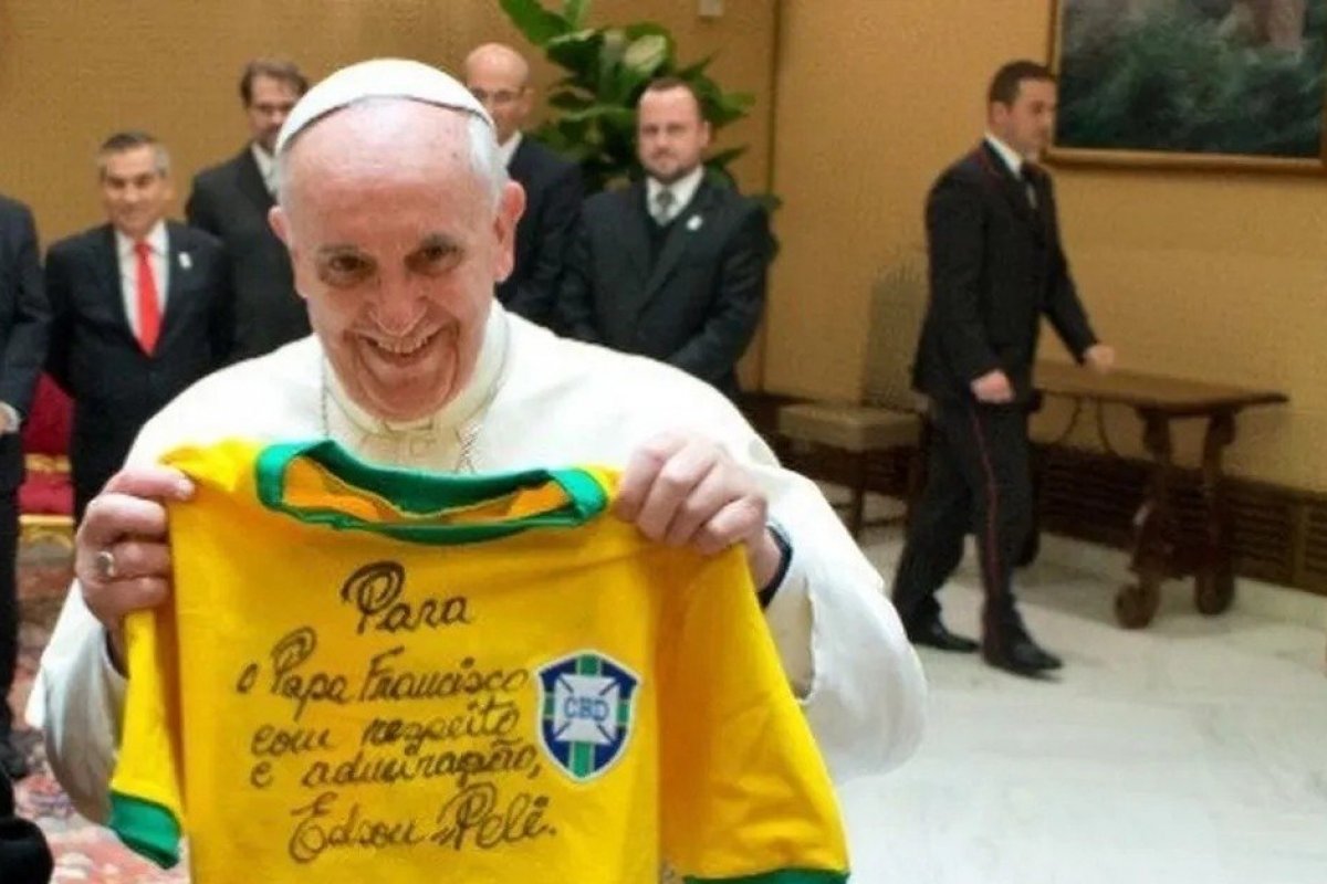 Vaticano publica fotos em homenagem ao craque Pelé