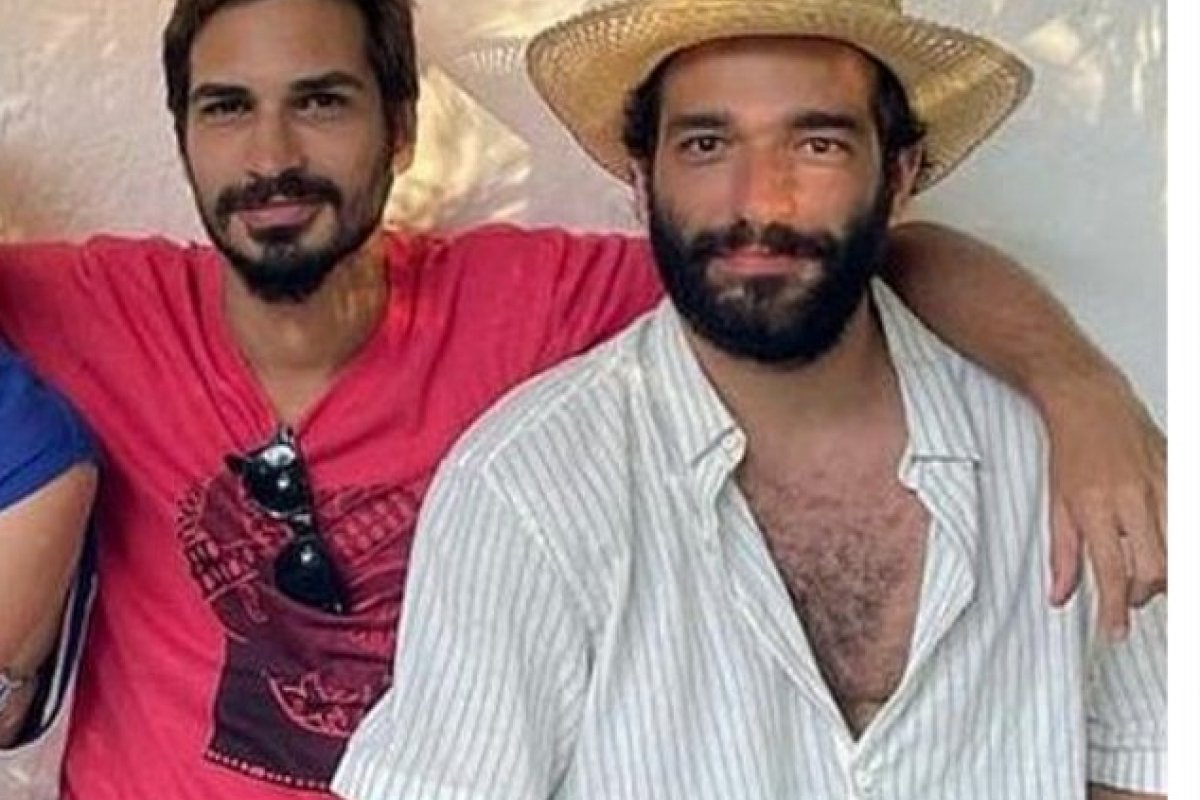 Ator Humberto Carrão está em clima de lua de mel com o diretor Thales Junqueira em Salvador! 